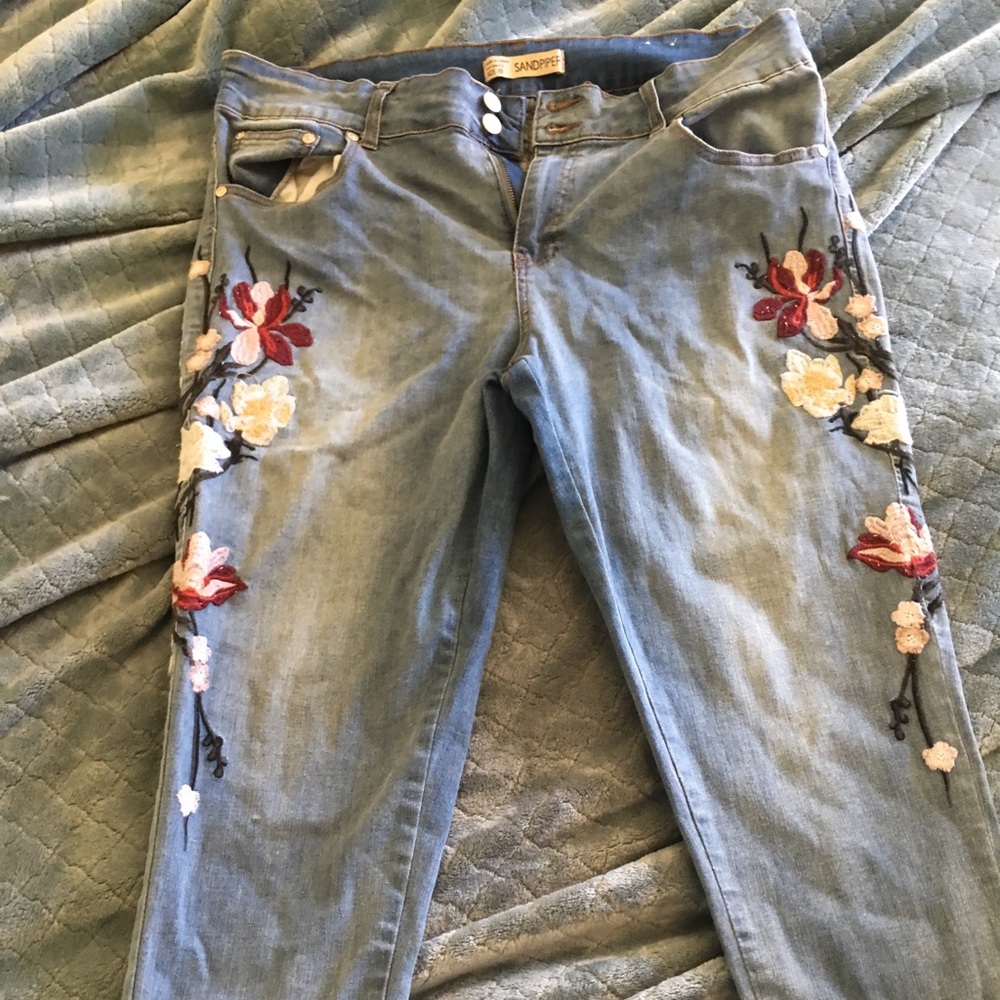 Floral embroidered cropped jeans.